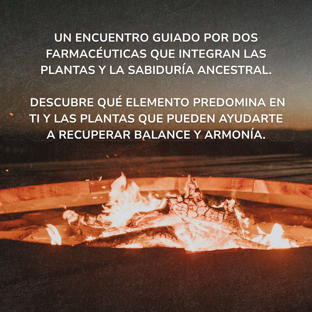 Image showing a campfire burning with bright orange flames at sunset. Above the fire, white text in Spanish reads: ‘Un encuentro guiado por dos farmacéuticas que integran las plantas y la sabiduría ancestral. Descubre qué elemento predomina en ti y las plantas que pueden ayudarte a recuperar balance y armonía.